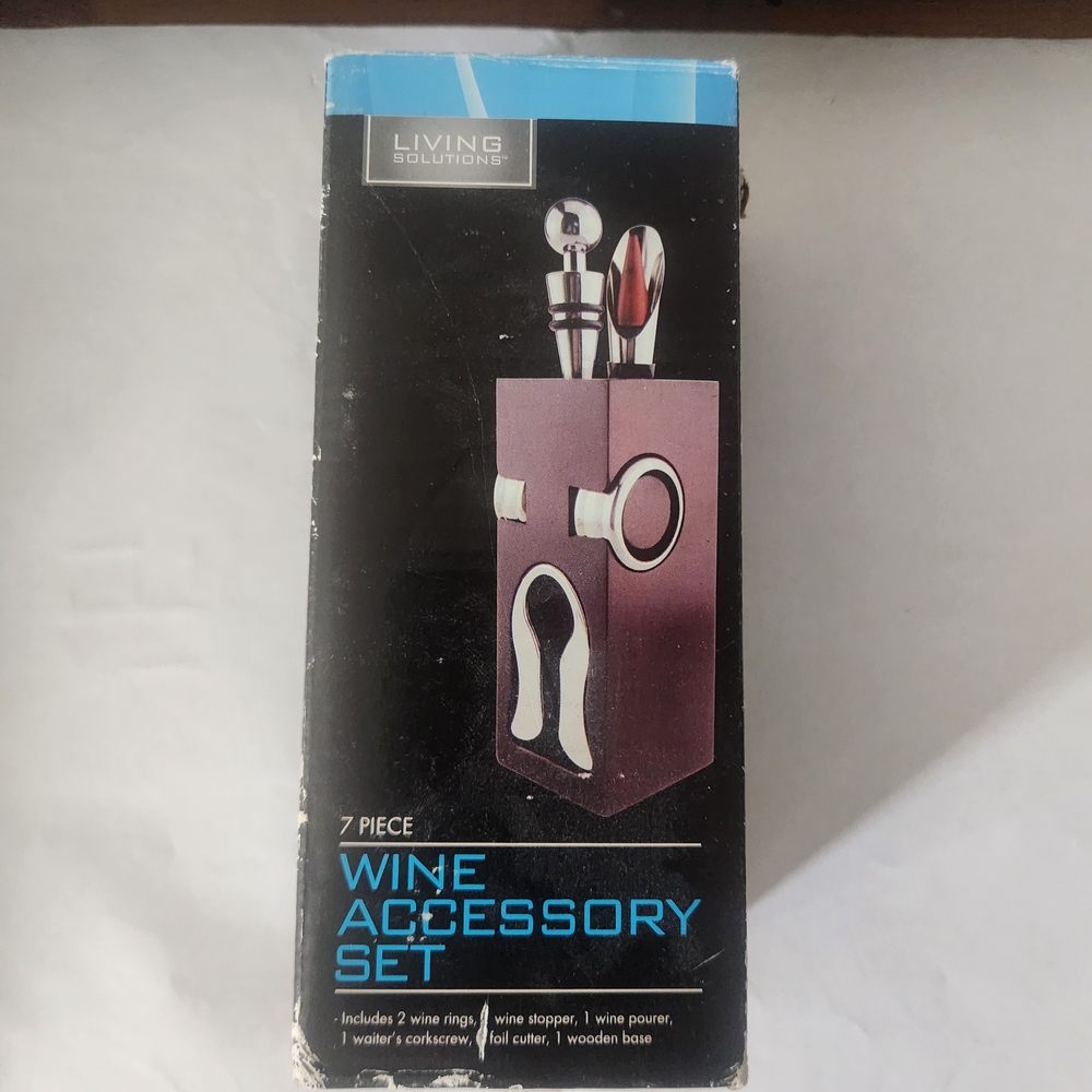 Wine Accessory Set - Silver and Black